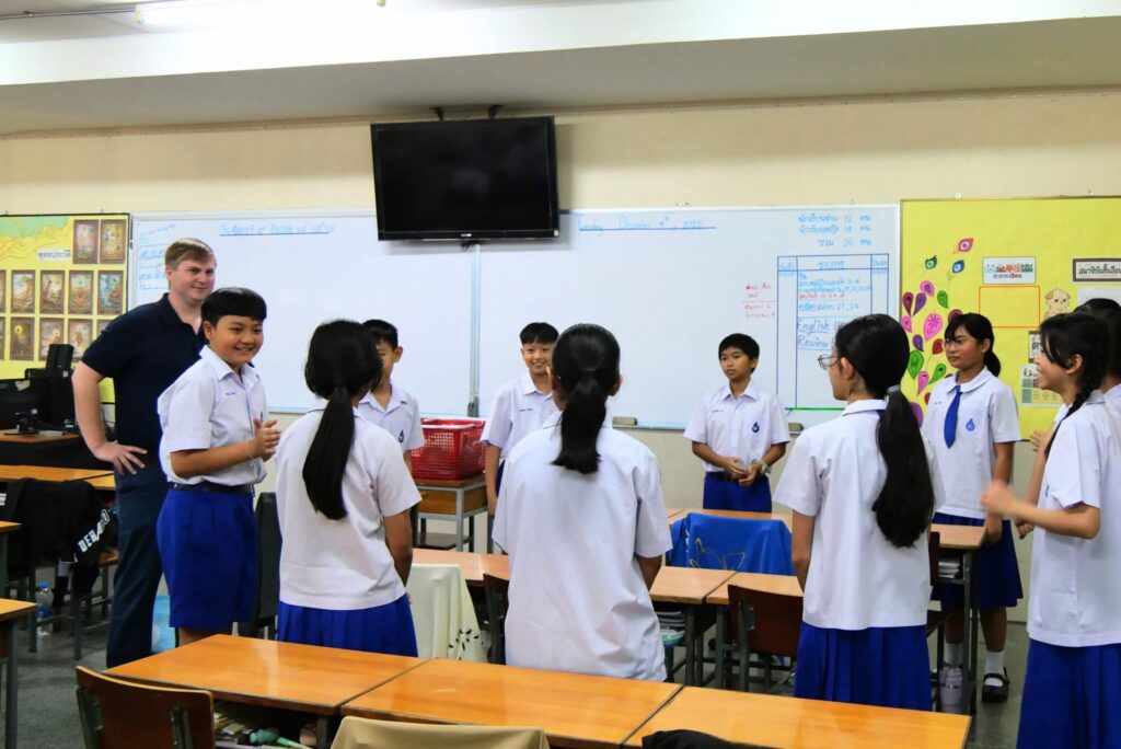 English-and-Chinese-languages-thunyawit-1