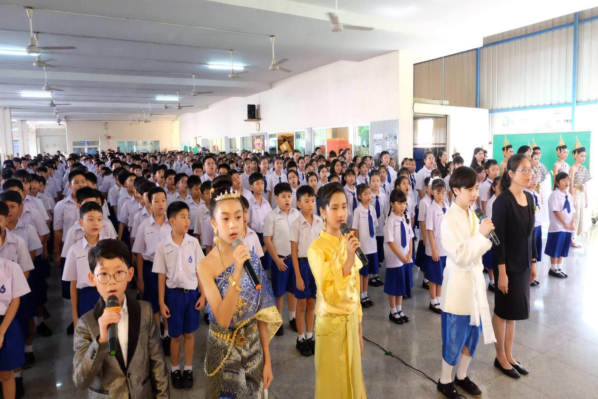 คณะครูและนักเรียนร่วมกิจกรรมวันแม่ ปีการศึกษา 2569
